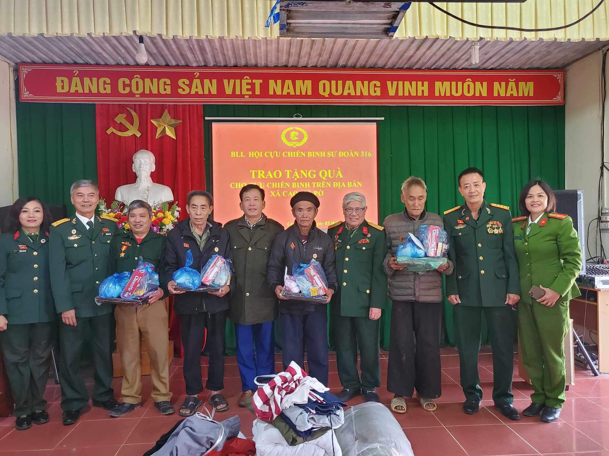 Ban liên lạc Hội Cựu chiến binh sư đoàn 316 thăm chiến trường xưa và làm từ thiện tại xã Cao Mã Pờ