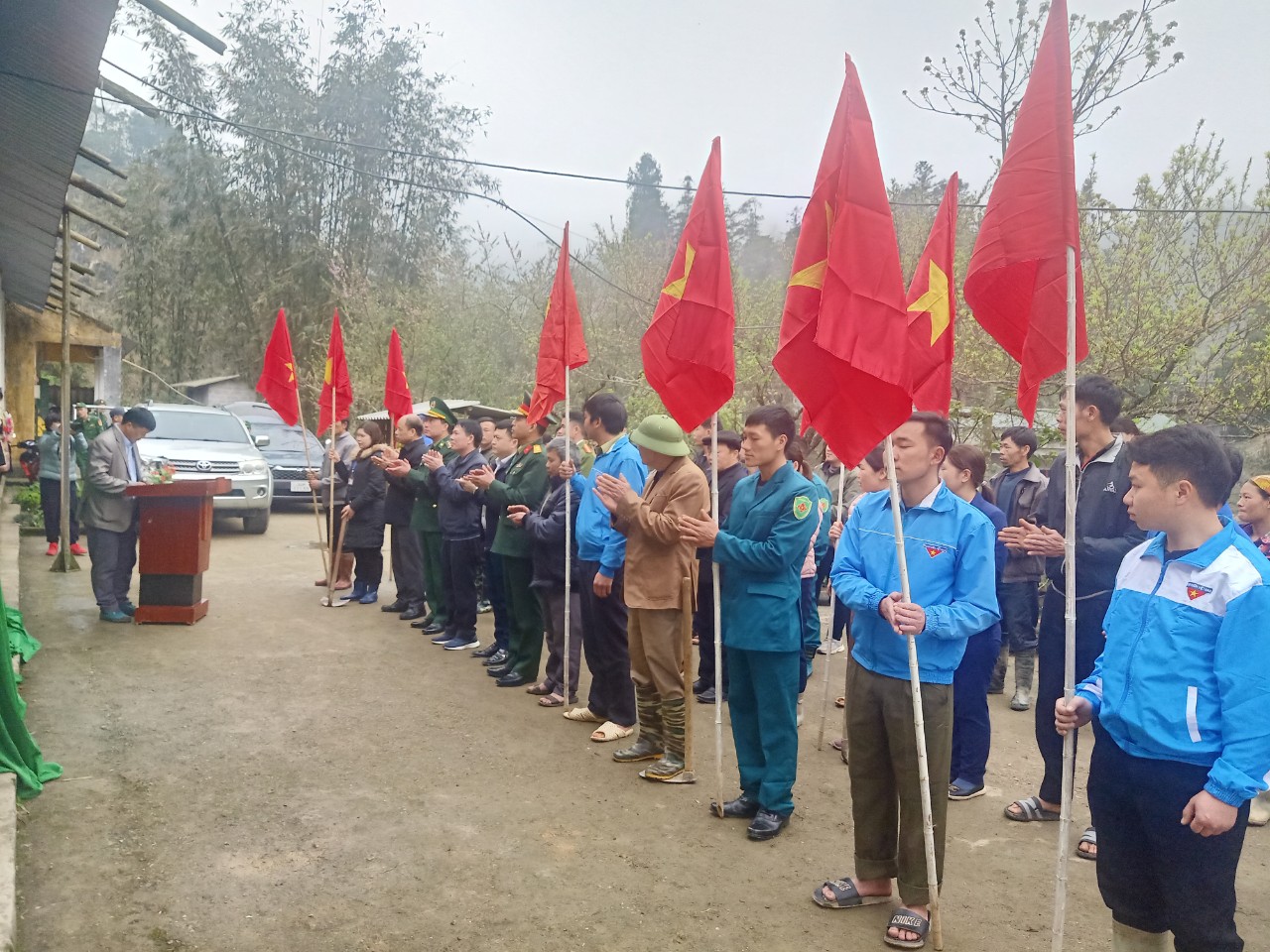 Lễ phát động ra quân làm đường bê tông Nông thôn mới tại thôn Chín Sang.